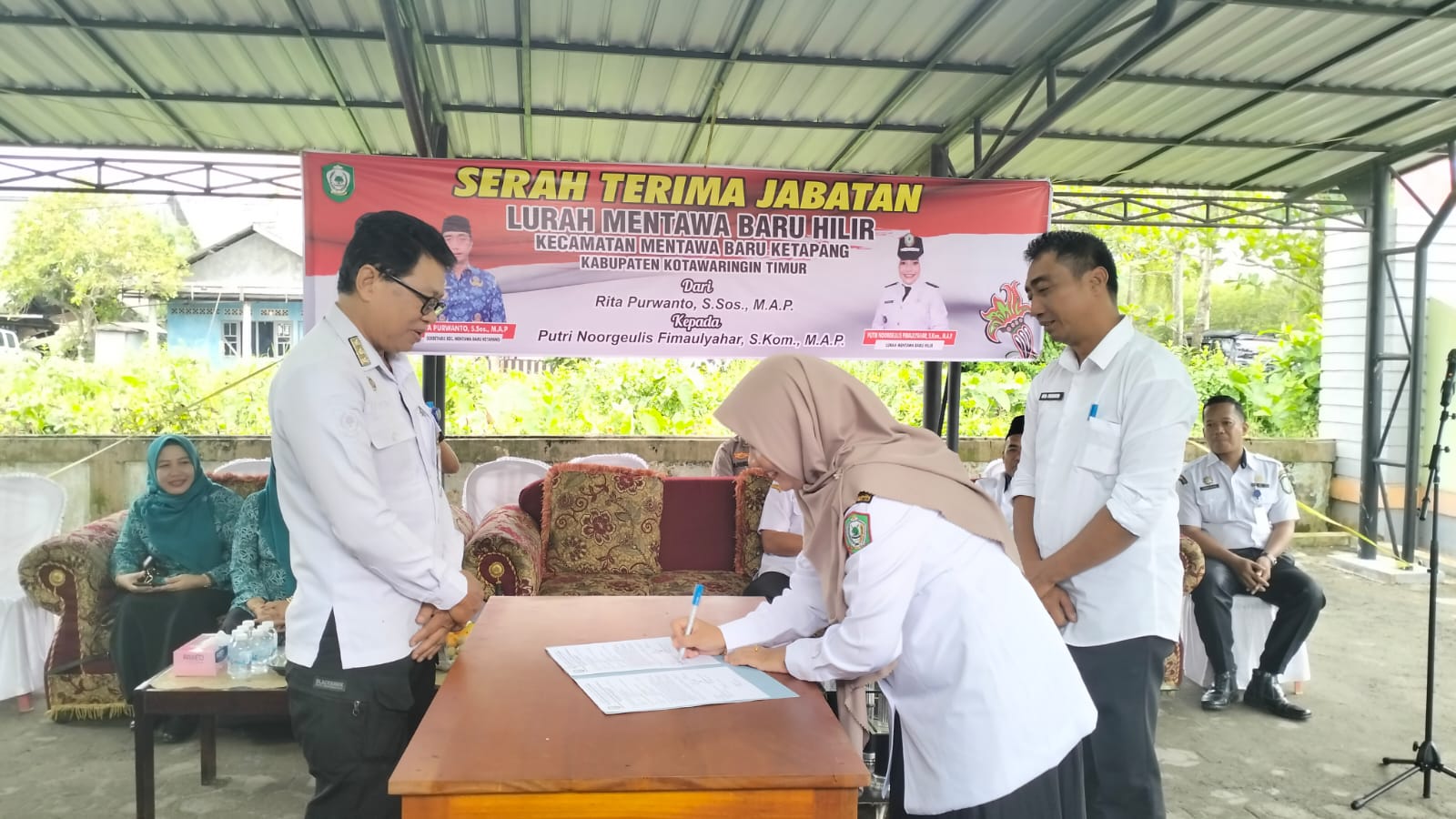 SERTIJAB: Sertijab Lurah Mentawa Baru Hilr dari pejabat lama Rita Purwanto kepada pejabat baru Putri Noorgeulis Fimaulyahar, di halaman Kantor Kelurahan MB. Hilir, Rabu pagi (4/2).TONO/RADAR SAMPIT