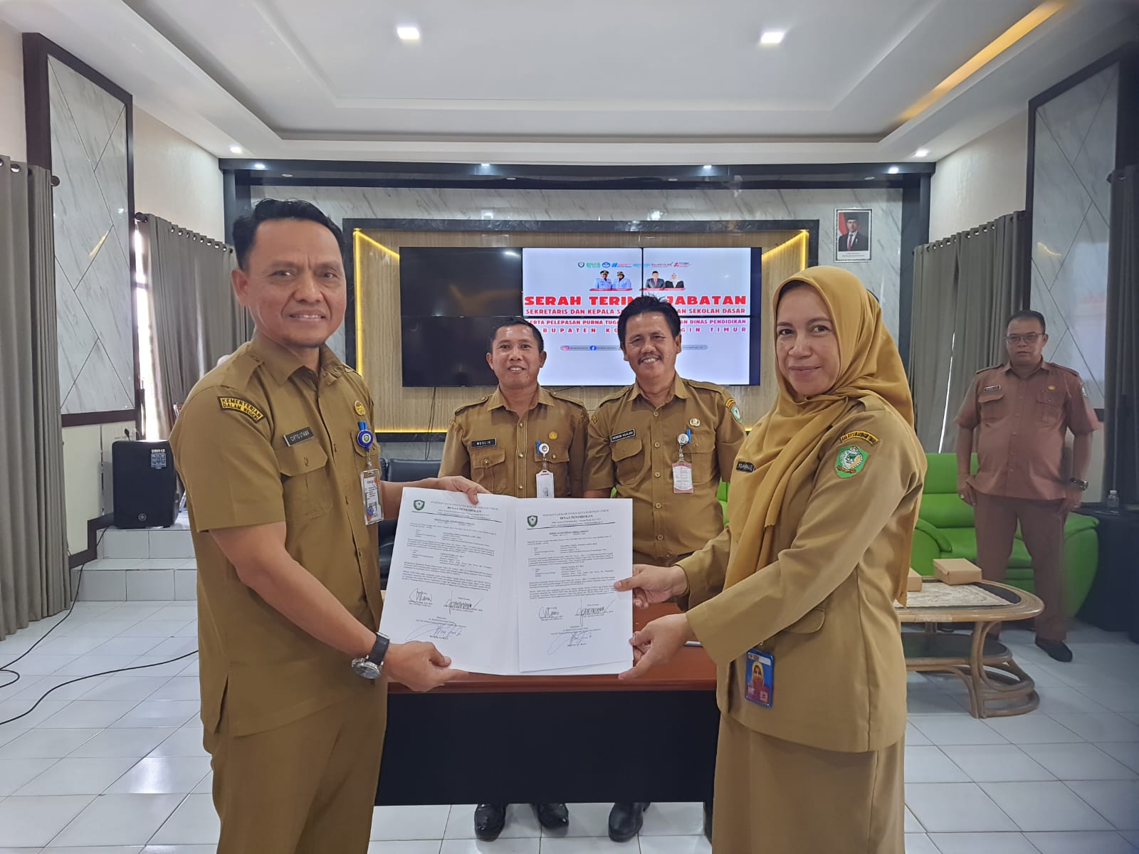 SERTIJAB : Serah terima jabatan di Dinas Pendidikan Kotim, Senin (2/2).HENY/RADARSAMPIT