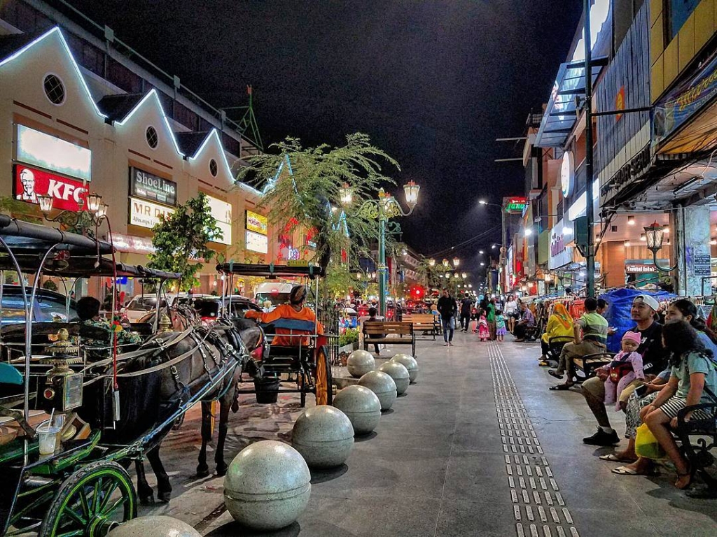 Salah satu jalur khusus pedestrian di Malioboro, Yogyakarta.