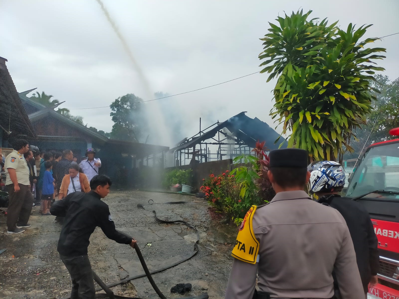 Personel damkar, polres, polsek, TNI dan BPBD berupaya memadamkan api yang sudah menghanguskan satu unit rumah, di Jalan Karya, Kelurahan Kuala