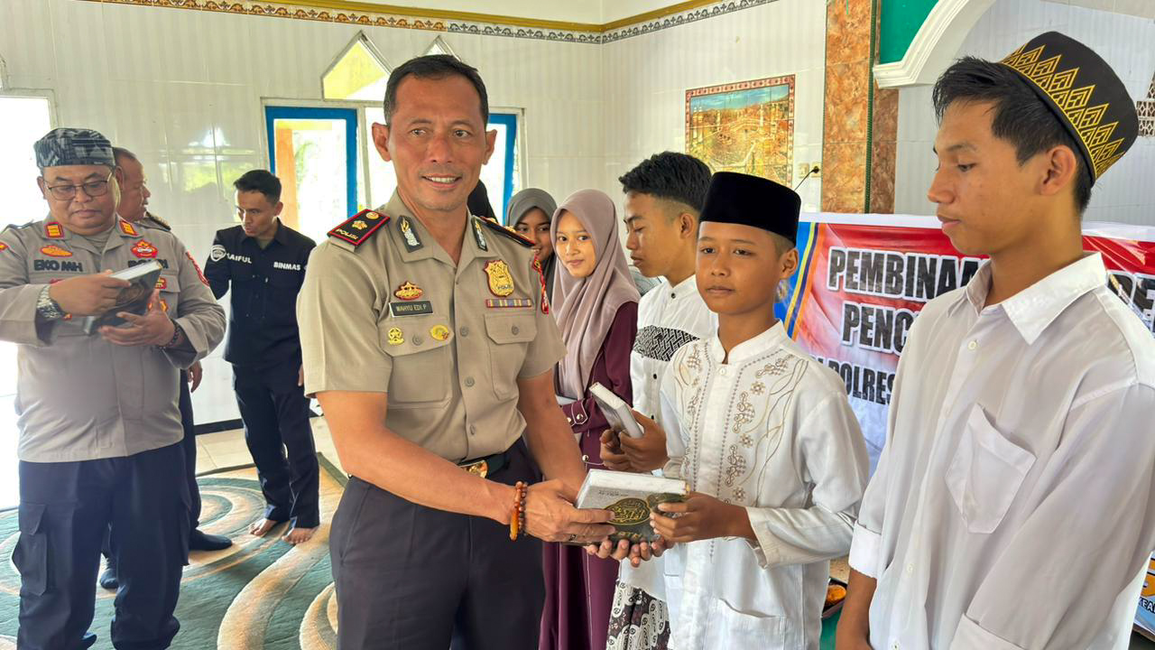 Kompol Wahyu Edi Priyanto menyerahkan bantuan Al-Qur&rsquo;an secara simbolis kepada santri Ponpes Al-Mustaghfirin, Kuala Pembuang, Kamis (5/2).