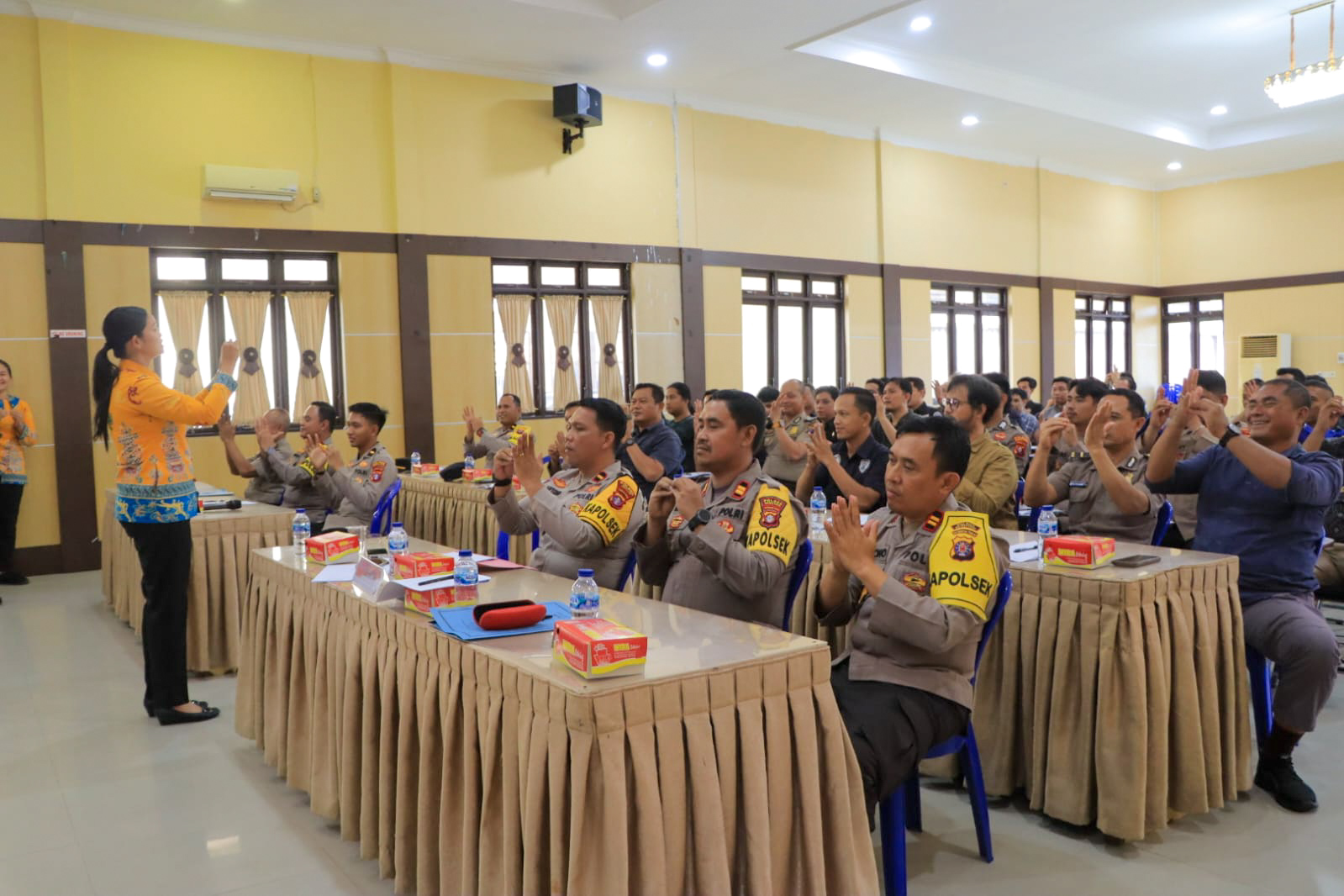 AKP Felinsa Oktora Tanau saat memberikan paparan dan arahan dalam kegiatan tes psikologi calon pengguna senpi organik di aula Patriatama 95 Polres Se