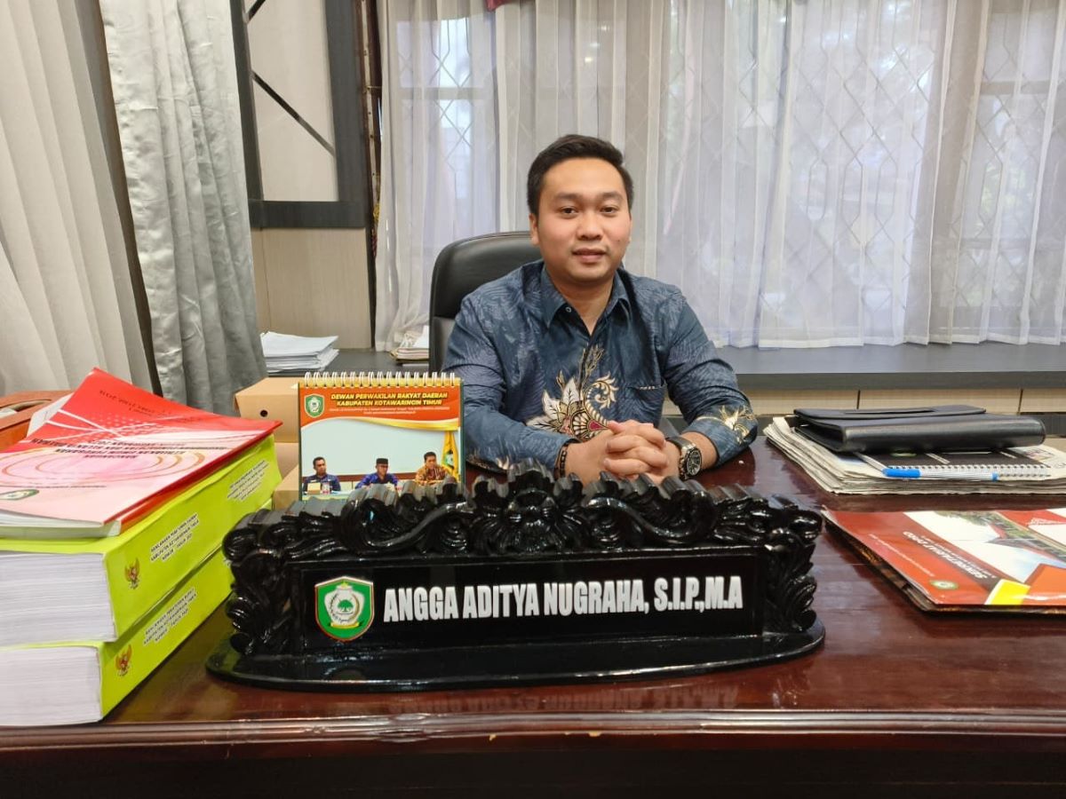 WAWANCARA: Ketua Komisi I DPRD Kotim, Angga Aditya Nugraha saat ditemui Radar Sampit di ruang kerjanya. FOTO: AKBAR/RADAR SAMPIT