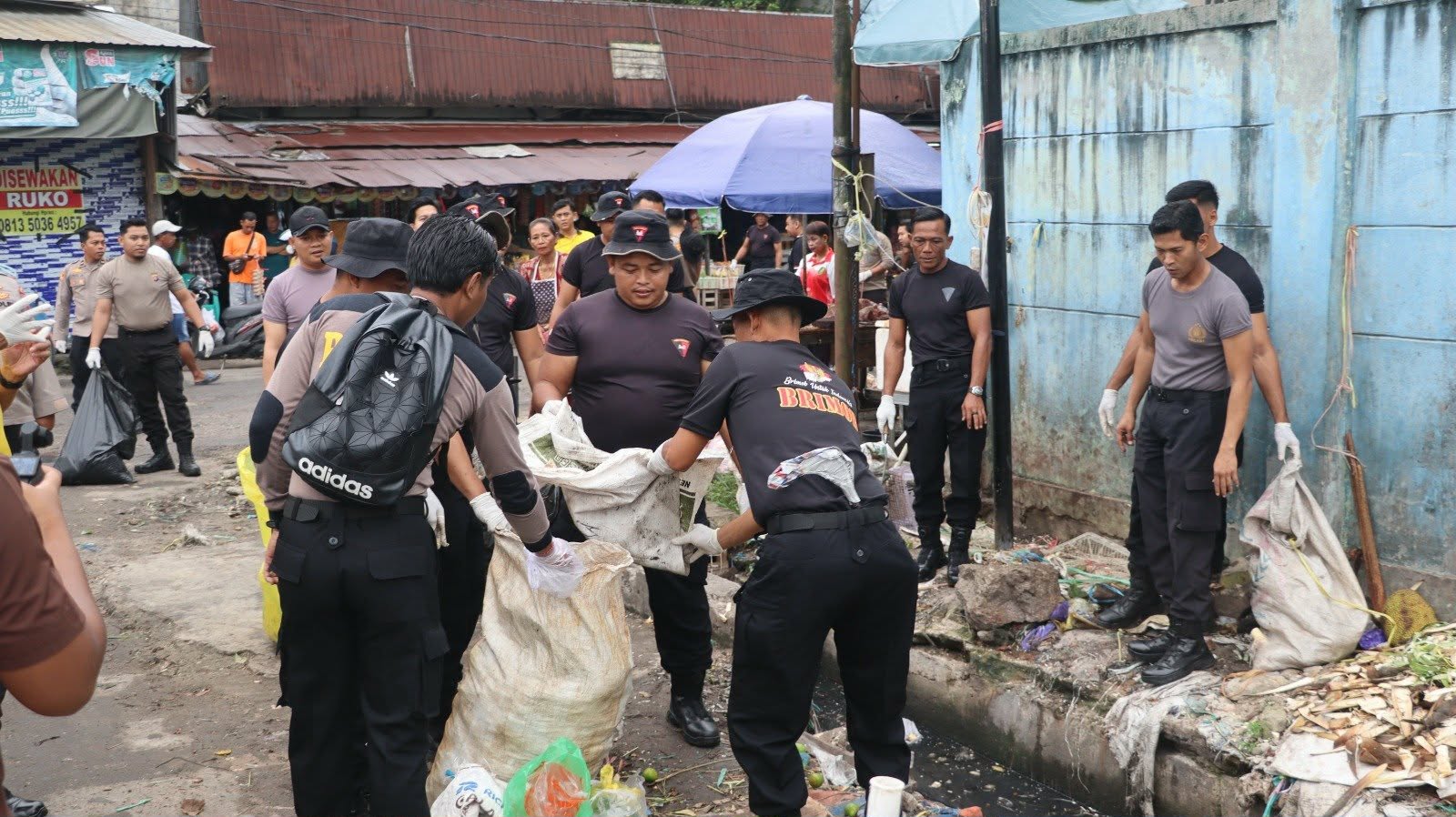 Aksi pembersihan sampah di kawasan Pasar Besar Palangka Raya yang melibatkan personel gabungan, Polri/TNI dan aparatur Pemkot, Jumat (6/2).
