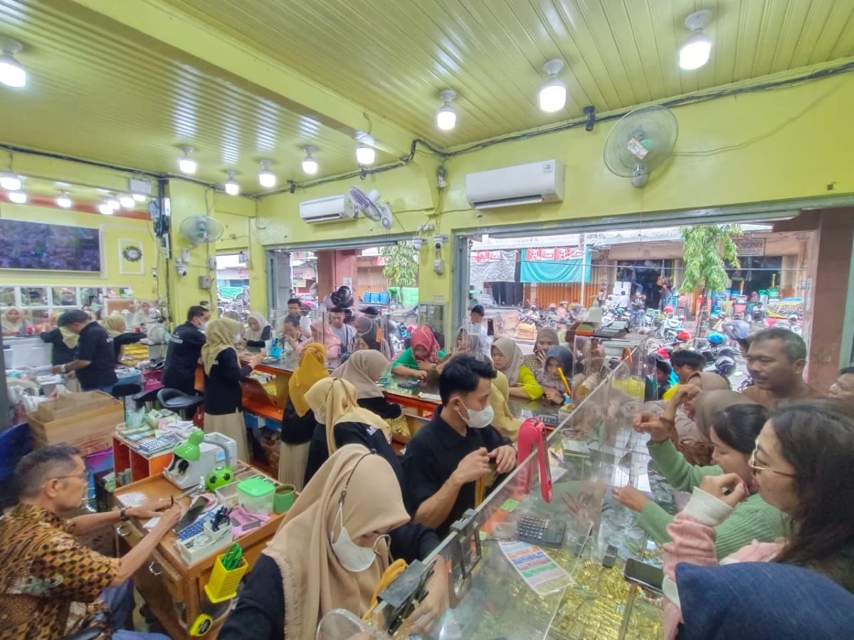 KABAR PASAR: Suasana jual beli perhiasan emas di Pusat Perbelanjaan Mentaya (PPM) Sampit. FOTO: AKBAR/RADAR SAMPIT
