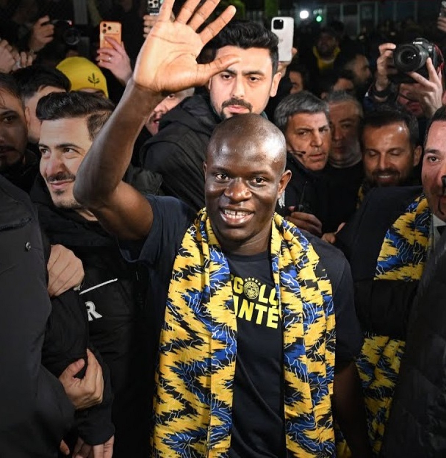 Kedatangan N&rsquo;Golo Kante di Istanbul Turki yang disambut ribuan suporter Fenerbahce, setelah kepindahannya dari Al-Ittihad, Arab Saudi, baru-baru ini.