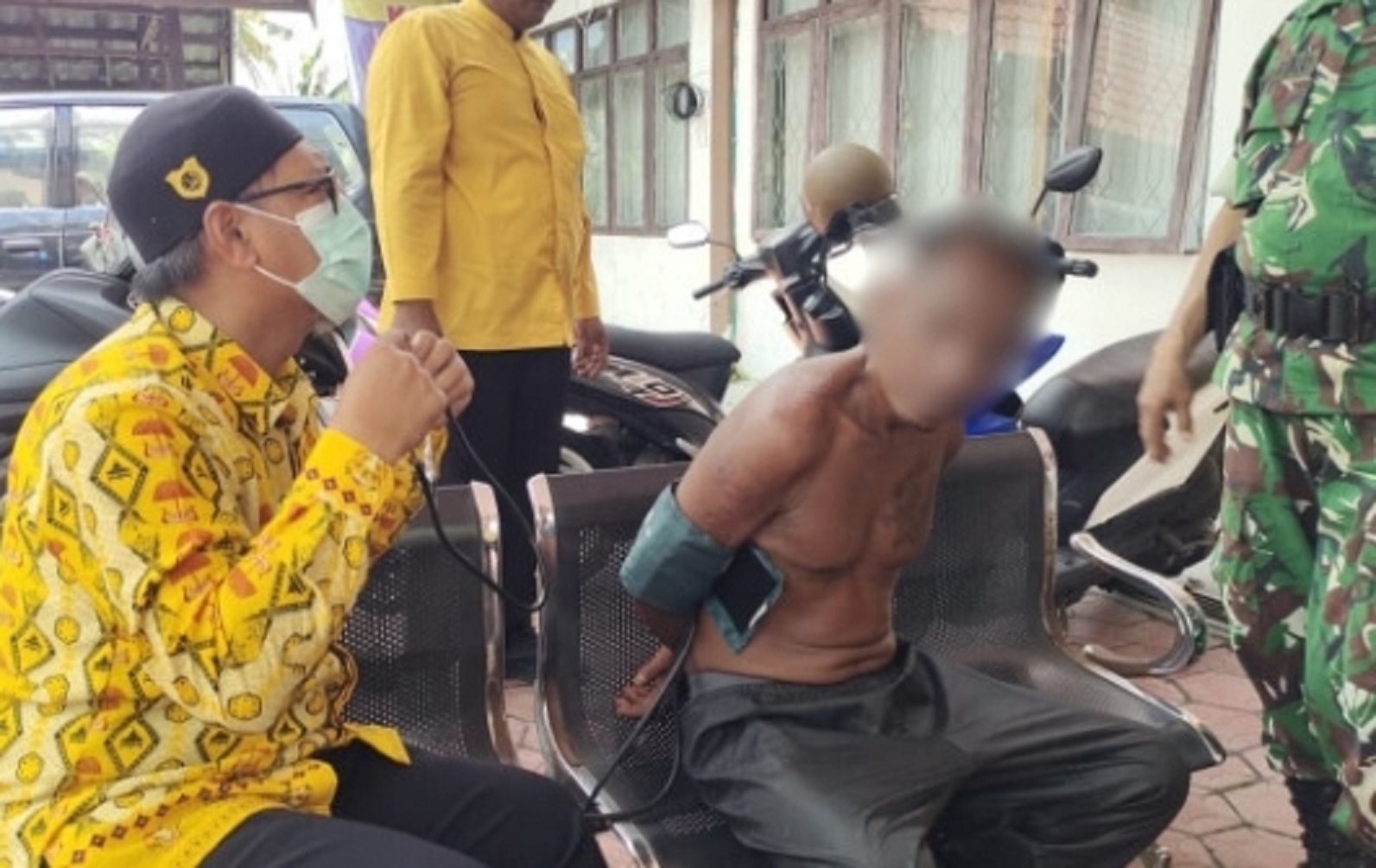 Satu ODGJ saat ditangani petugas gabungan di Kelurahan Mendawai dan diserahkan ke Dinas Sosial Kobar, untuk ditangani sesuai ketentuan, baru-baru ini.