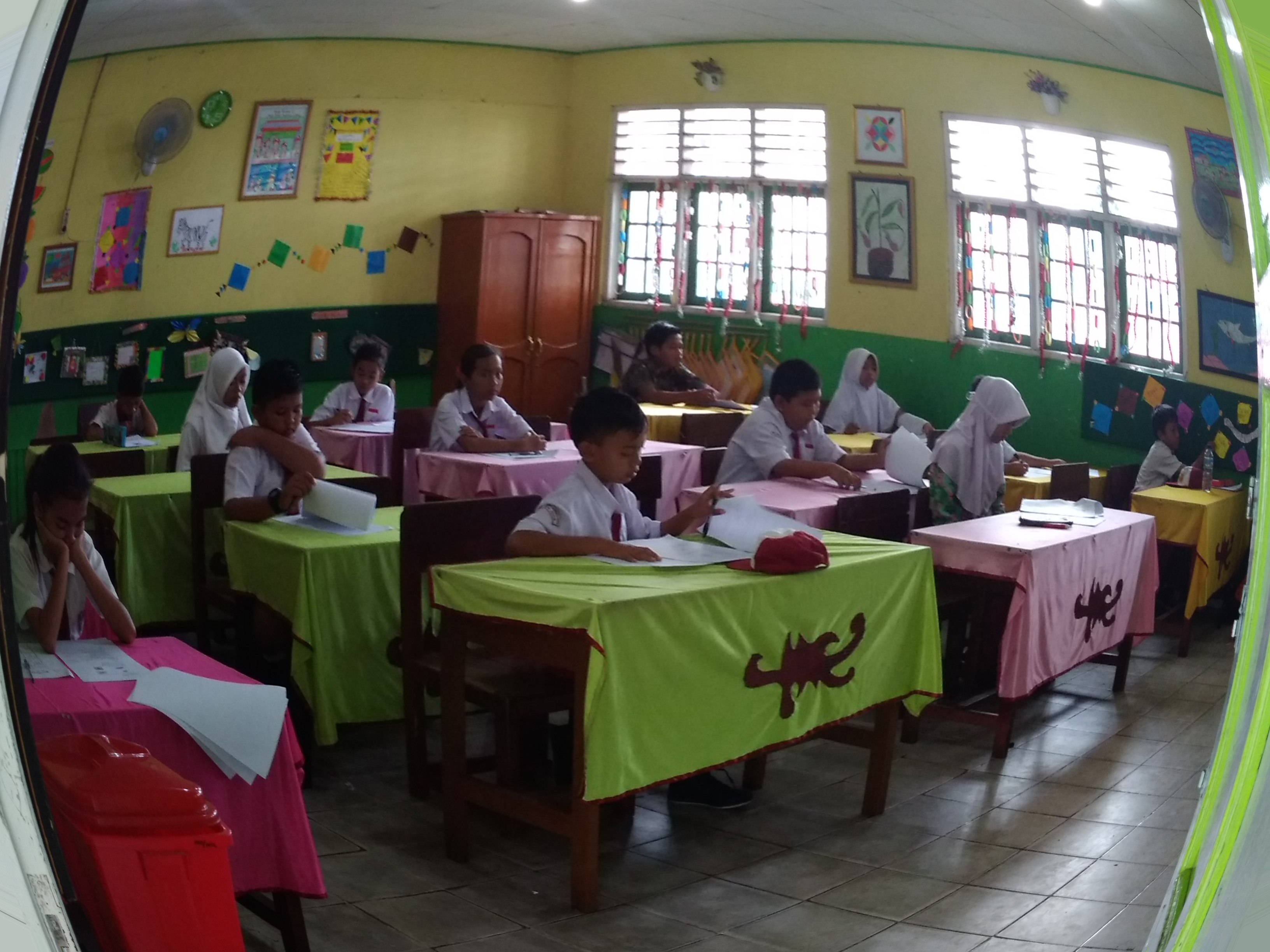 Proses belajar di salah satu SD di Kotawaringin Timur