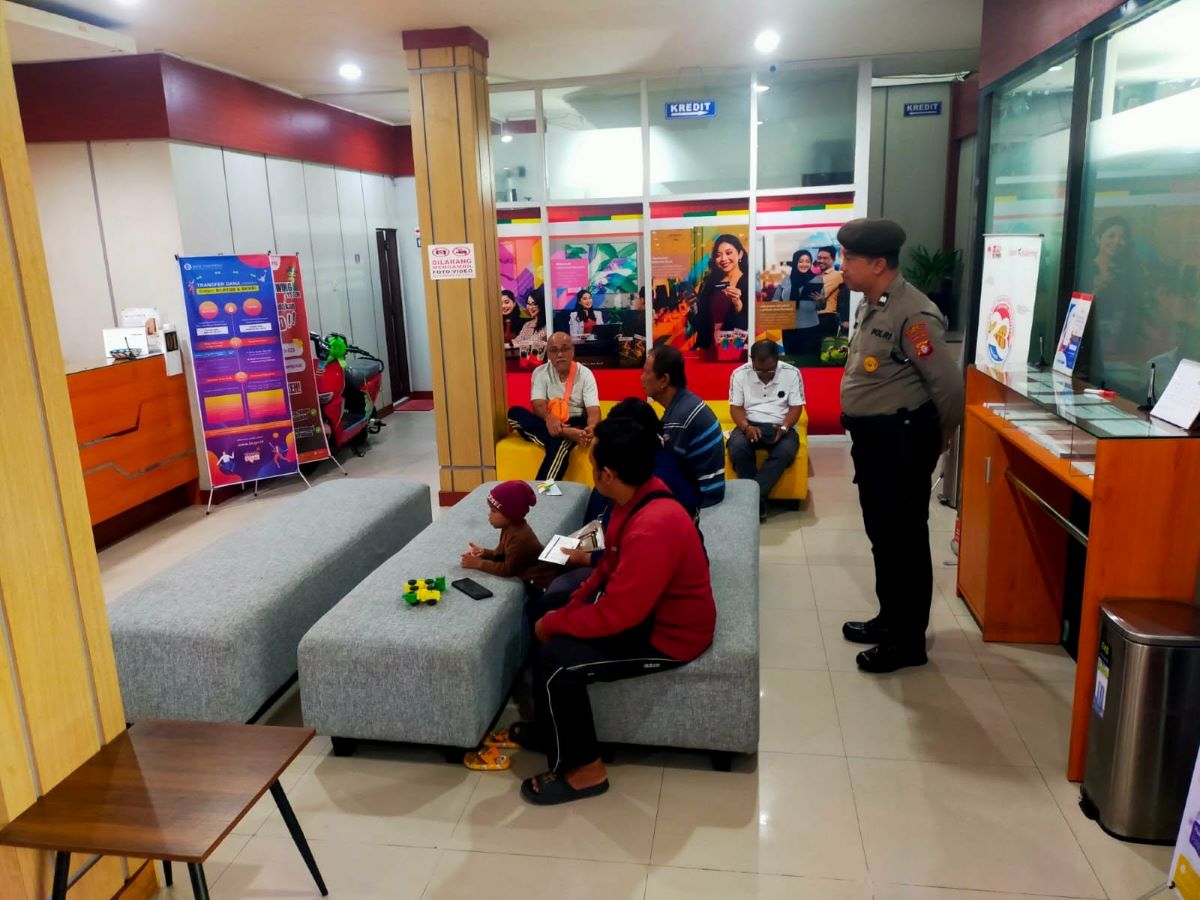 PATROLI : Satpamobvit Polresta Palangka Raya melaksanakan pengamanan dan pemantauan aktivitas di kantor perbankan, Jumat (6/2/2026). FOTO: IST/RADAR SAMPIT