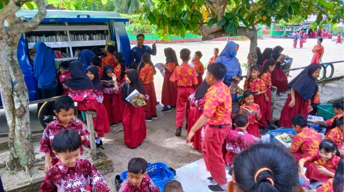 LITERASI: Layanan mobil perpustakaan keliling (pusling) menyambangi SDN 1 Pematang Panjang, Seruyan, Jumat (6/2/2026). FOTO: RIFANI/RADAR SAMPIT