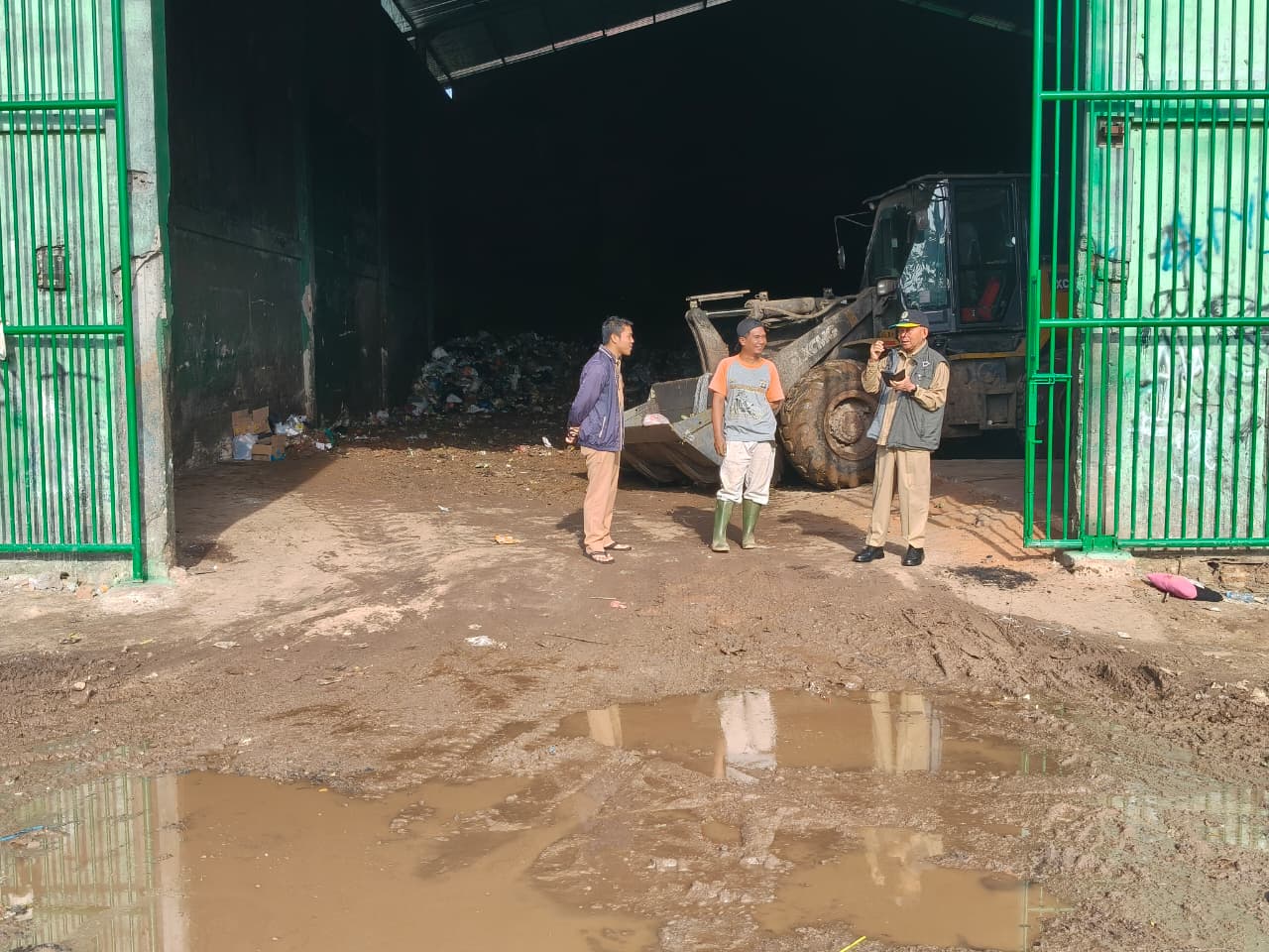 Kepala DLH Kotim Marjuki saat memantau aktivitas pembersihan di salah satu depo sampah.