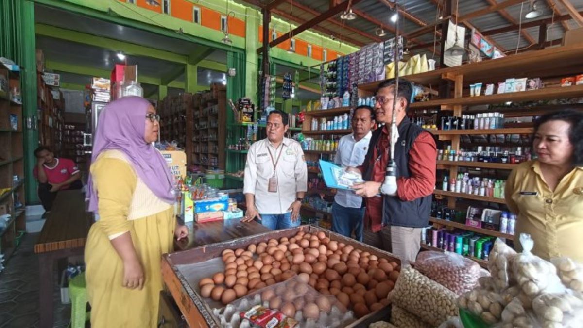 PANTAU : Tim Bapanas RI bersama Satgas Saber Pelanggaran harga, keamanan, dan mutu pangan Kabupaten Gumas ketika melakukan kunjungan lapangan untuk memantau harga kebutuhan pokok di Kota Kuala Kurun,
