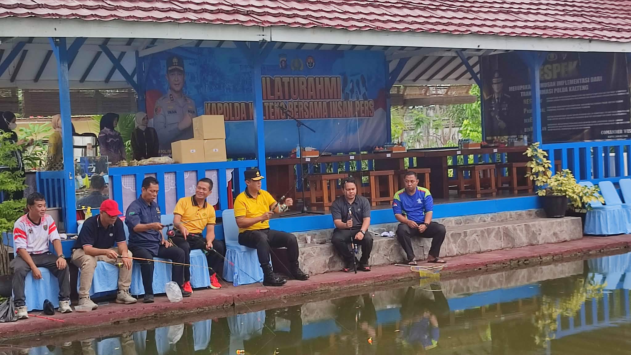 Kapolda Kalteng Irjen Pol Iwan Kurniawan bersama jajaran saat kegiatan memancing ikan bersama insan pers, di kolam pancing Direktorat Lalu Lintas Polda Kalteng, Jumat (6/2/2026).