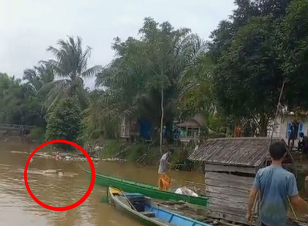 Evakuasi sesosok mayat pria yang mengapung di bawah jembatan penyeberangan Sungai Seruyan, Jumat (6/2/2026)