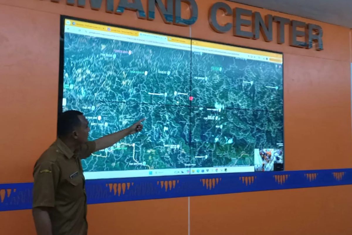 BPBD Pacitan memantau perkembangan gempa daratan berkekuatan Magnitudo 5.5 yang mengguncang Pacitan pada Selasa pagi (27/1). (Nur Cahyo/ Radar Madiun Jawa Pos Group)
