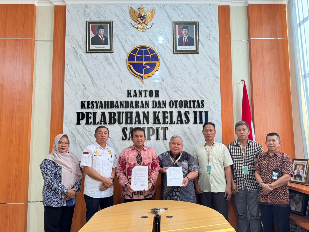 KERJASAMA: Penandatanganan PKS antara KSOP Kelas III Sampit denagn penggunaan perairan, Jumat (6/2).KSOP UNTUK RADAR SAMPIT