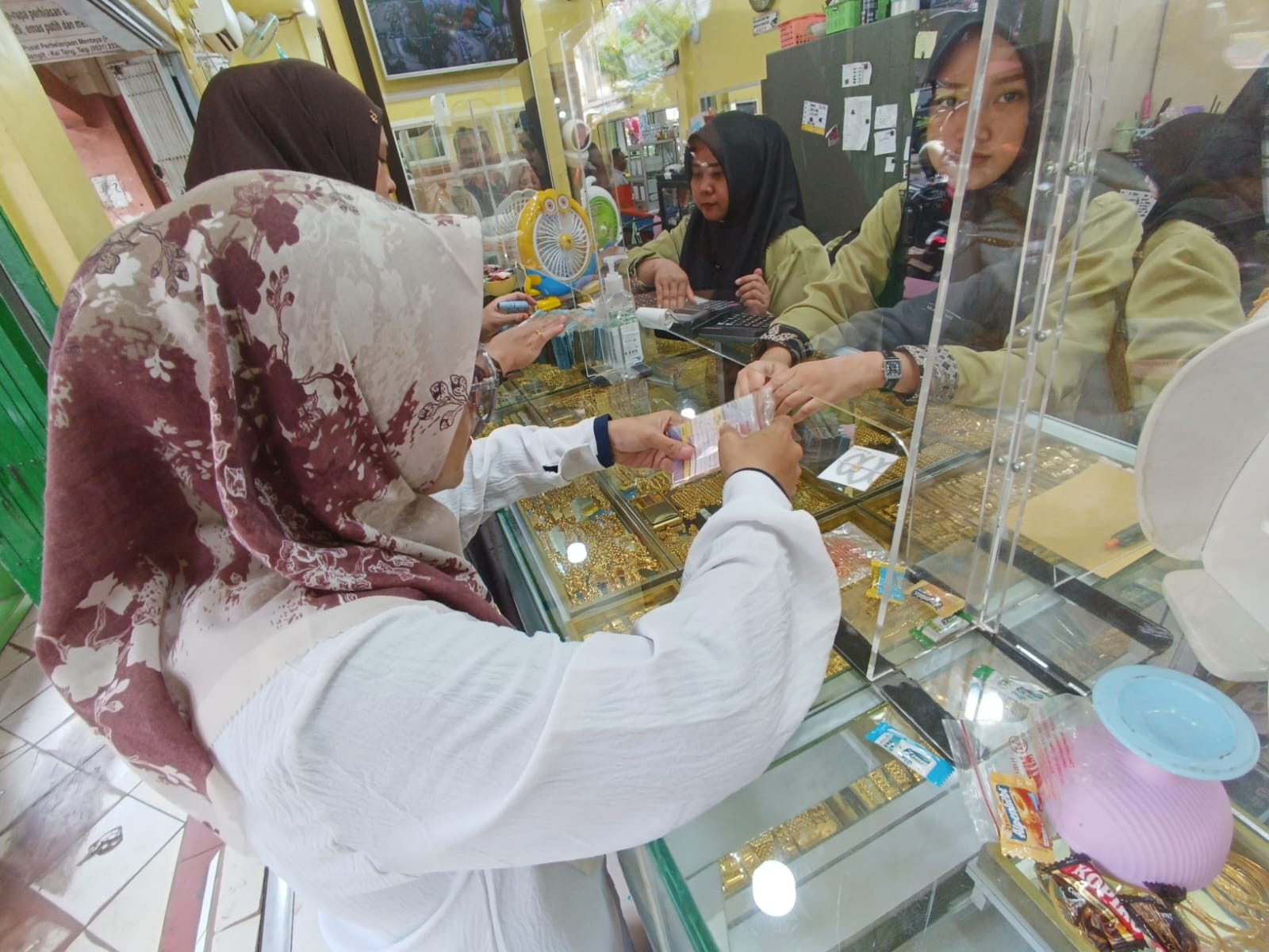 Suasana jual beli emas di Pusat Perbelanjaan Mentaya Sampit. (Oes/Radar Sampit)