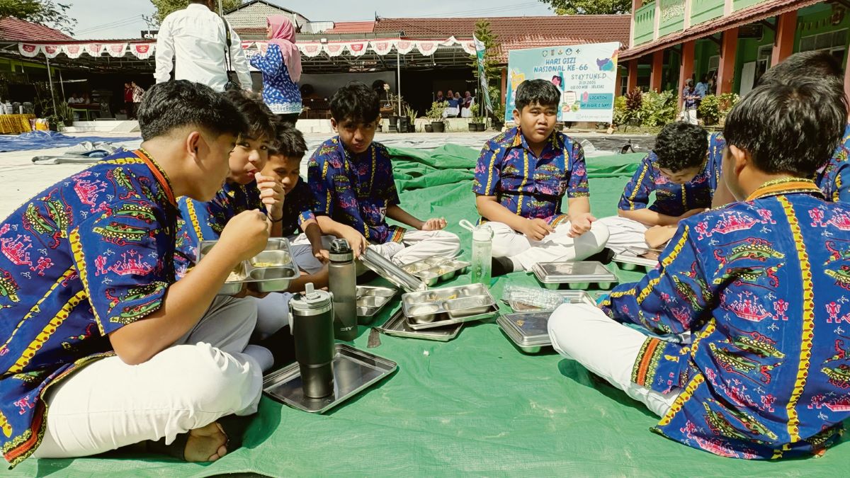 MAKAN BERGIZI: Para pelajar saat menyantap makanan dari program MBG. FOTO: DOK.YUNI/RADAR SAMPIT