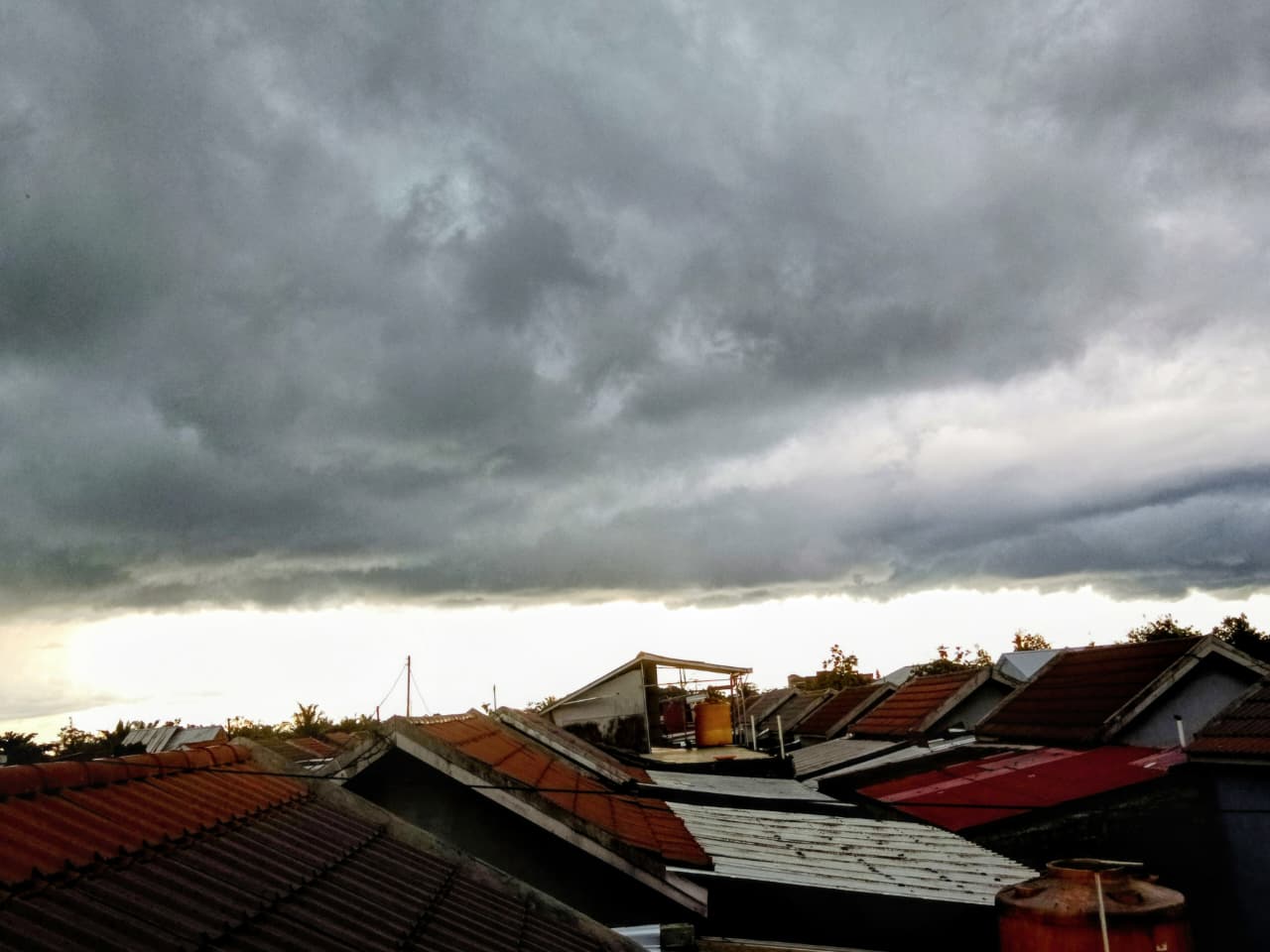 Awan mendung di langit Sampit, Kabupaten Kotawaringin Timur.(Oes/Radar Sampit)