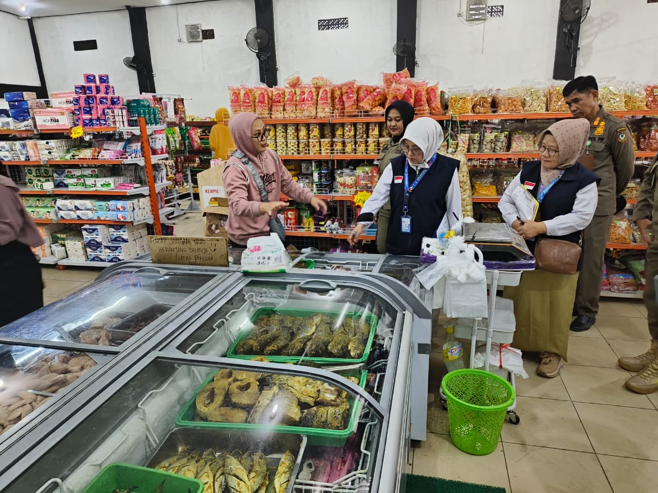 BPOM Palangka Raya melakukan sidak pangan di sejumlah toko di Kota Sampit, belum lama ini.  (Akbar/Radar Sampit)