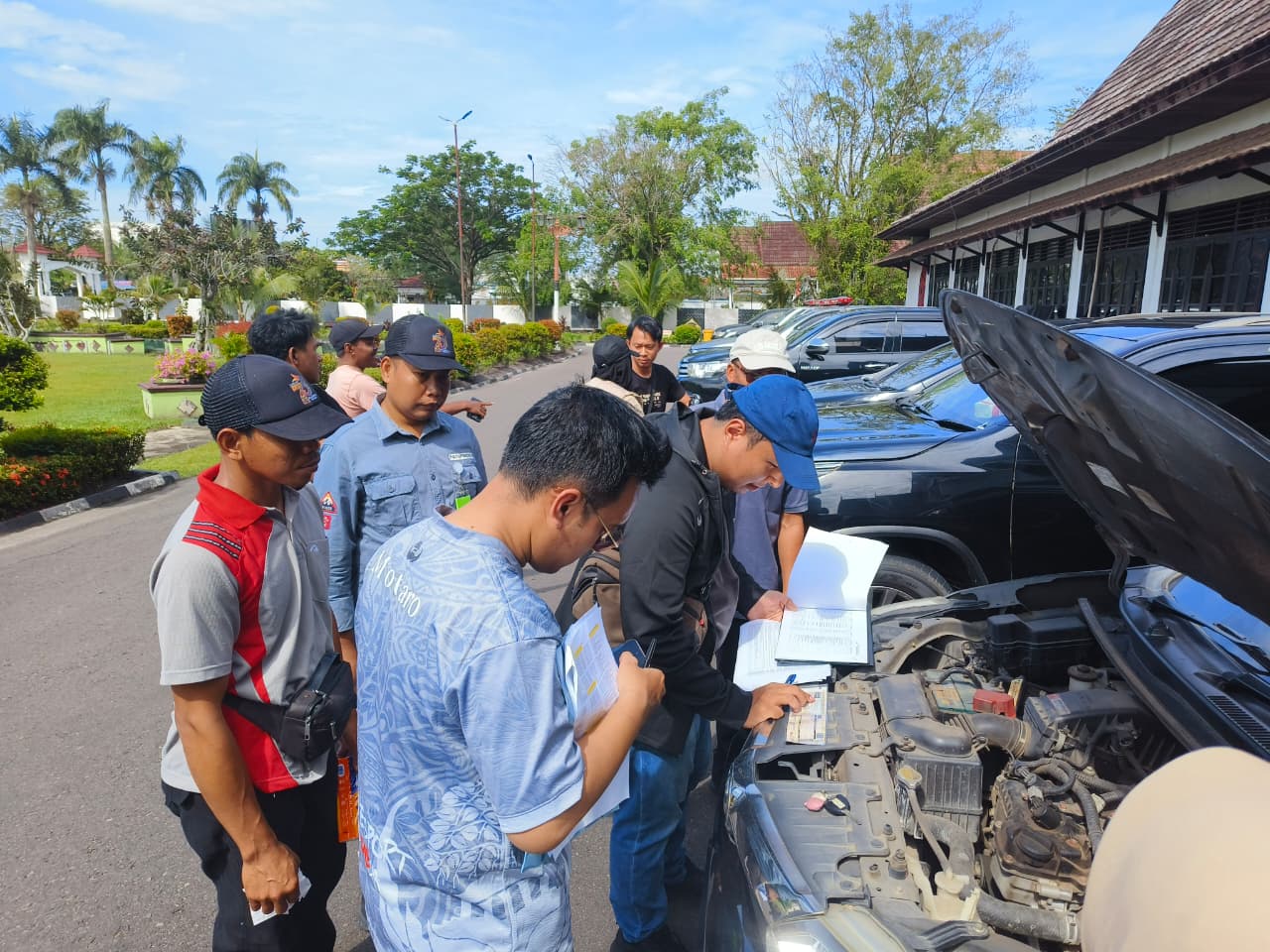 BPK RI melakukan uji petik terhadap 132 kendaraan dinas roda dua dan roda empat yang merupakan aset Setda Kabupaten Kotim, Sabtu (7/2/2026).  (Akbar/Radar Sampit))
