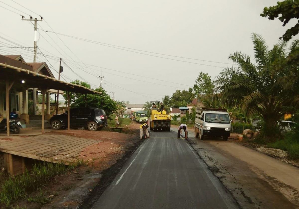 INFRASTUKTUR : Tim teknis DSDABMBKPRKP Kotim melakukan pengawasan ketat terhadap pekerjaan overlay aspal Jalan Lesa Parenggan yang saat ini sedang dalam perbaikan, Jumat (6/2/2026). BAGUS/RADAR SAMPIT
