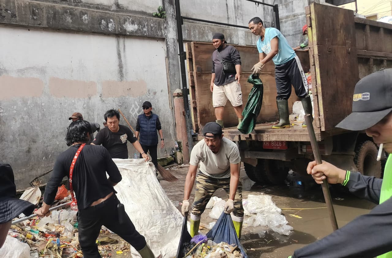 Aktivitas gotong royong membersihkan tumpukan sampah yang ada di sekitar PPM dan Pasar Ikan Mentaya, Sabtu pagi (7/2/2026).