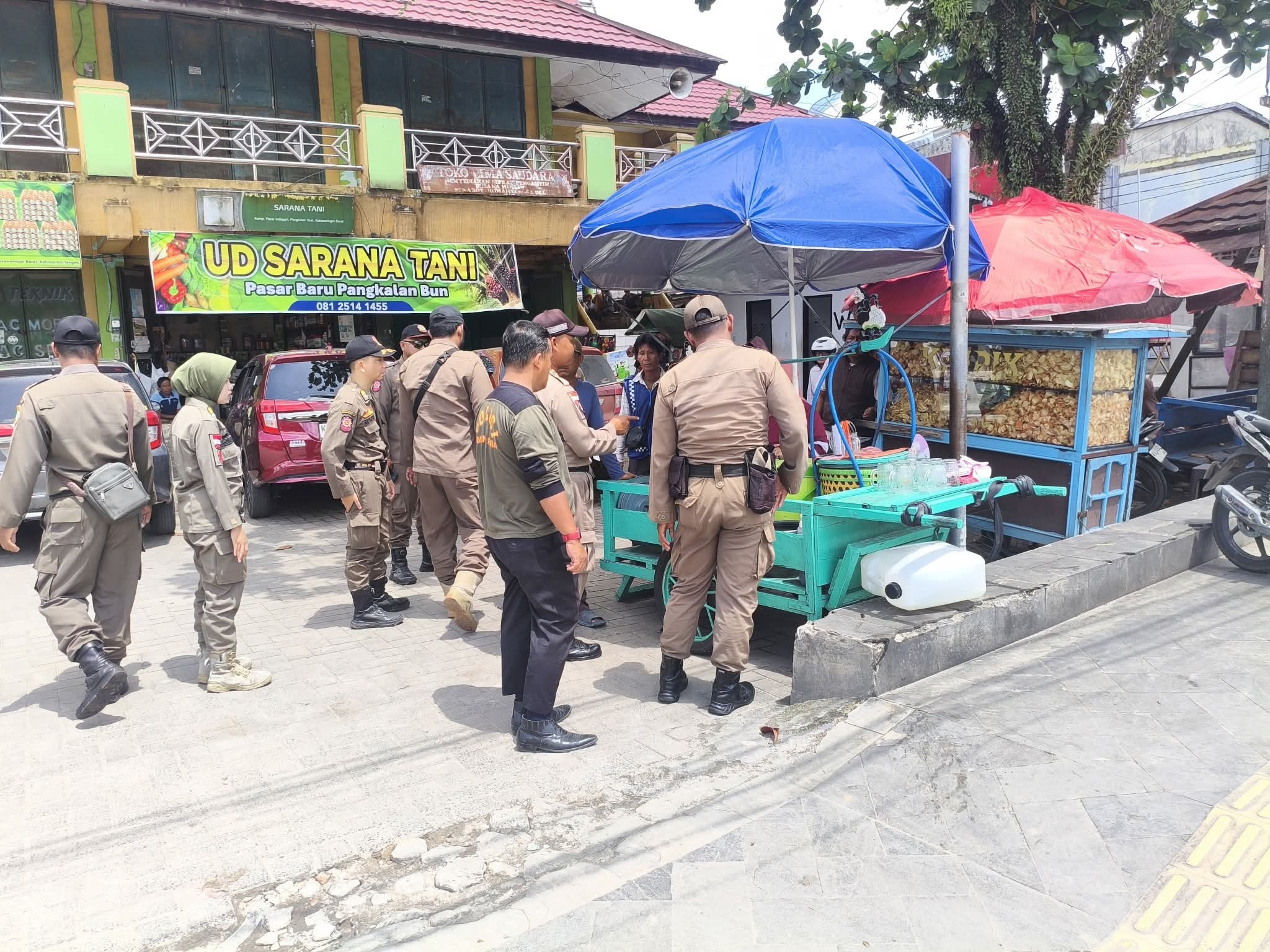 Penertiban pedagang kaki lima di Pasar Indra Sari, Pangkalan Bun, belum lama ini.