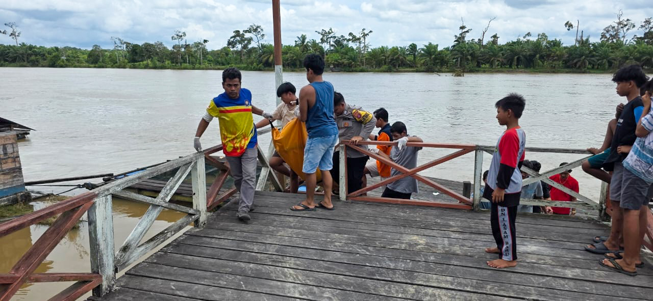 Warga Desa Asam Baru, Kecamatan Danau Seluluk, Kabupaten Seruyan, mengevakuasi jenazah laki-laki di Daerah Aliran Sungai (DAS) Seruyan, Jumat (6/2) pukul 11.25 WIB.