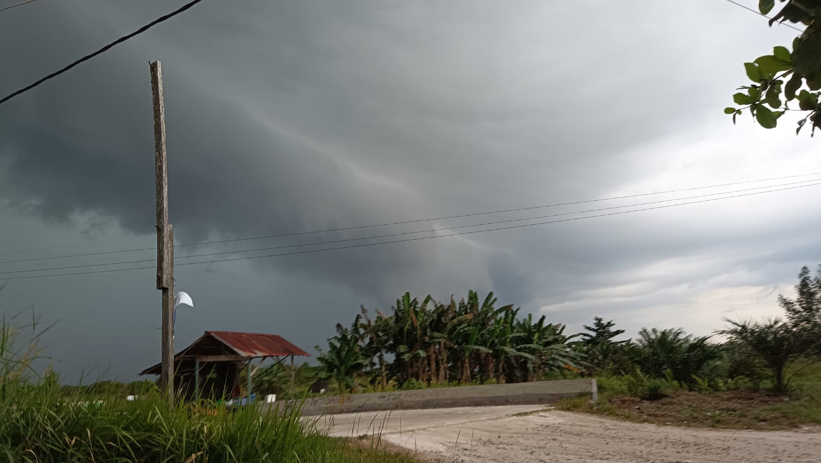 Awan mendung di Sampit, Kabupaten Kotawaringin Timur. (Dok. Oes/ Radar Sampit).
