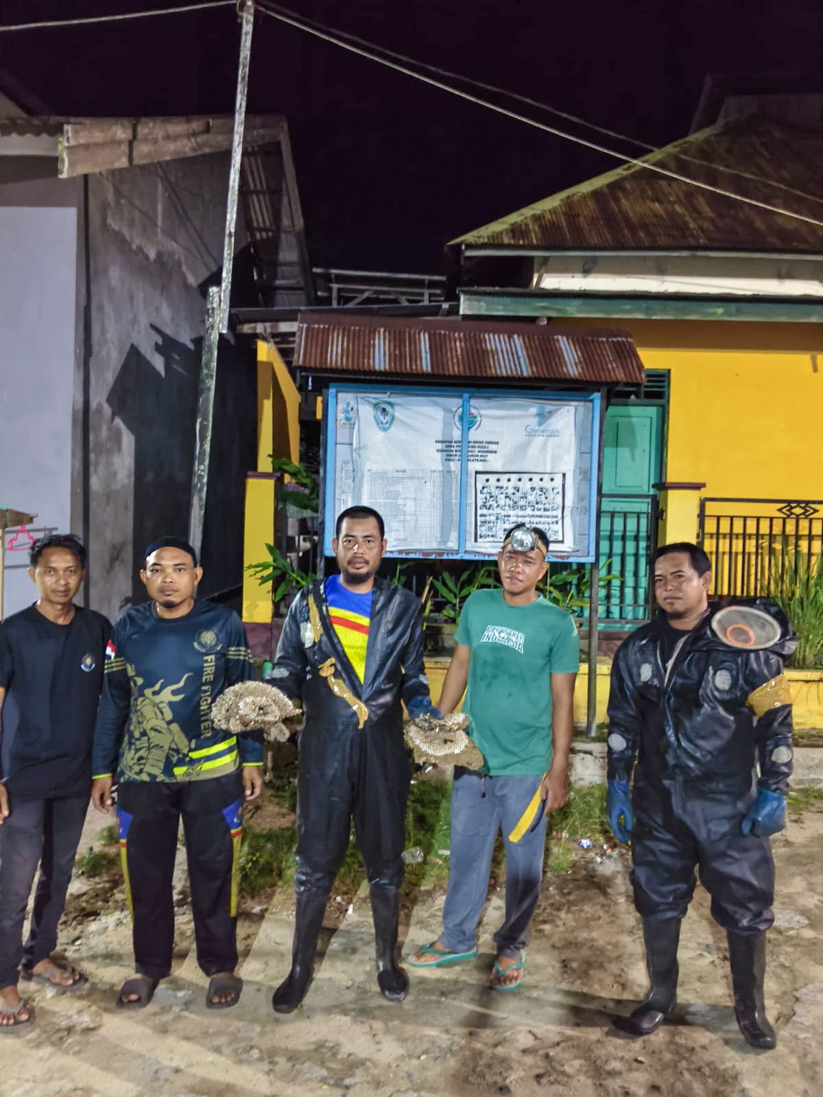 Tim Damkar Pos Hanau mengevakuasi sarang tawon berukuran besar di bawah atap rumah warga Pembuang Hulu I, Kecamatan Hanau, Sabtu (7/2).