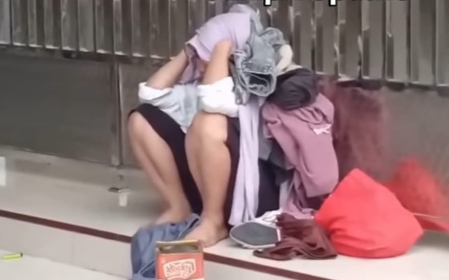 Tersangka pencurian ditangkap warga usai beraksi di Masjid Noor Agung, Jalan Pemuda Sampit, Minggu pagi (8/2/2026).