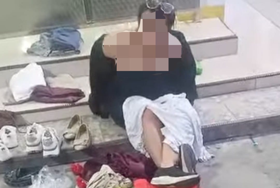 Tersangka pencurian di sekitar Masjid Jami Noor Agung Sampit membuka baju saat diinterogasi warga sekitar, Minggu (8/2/2026).