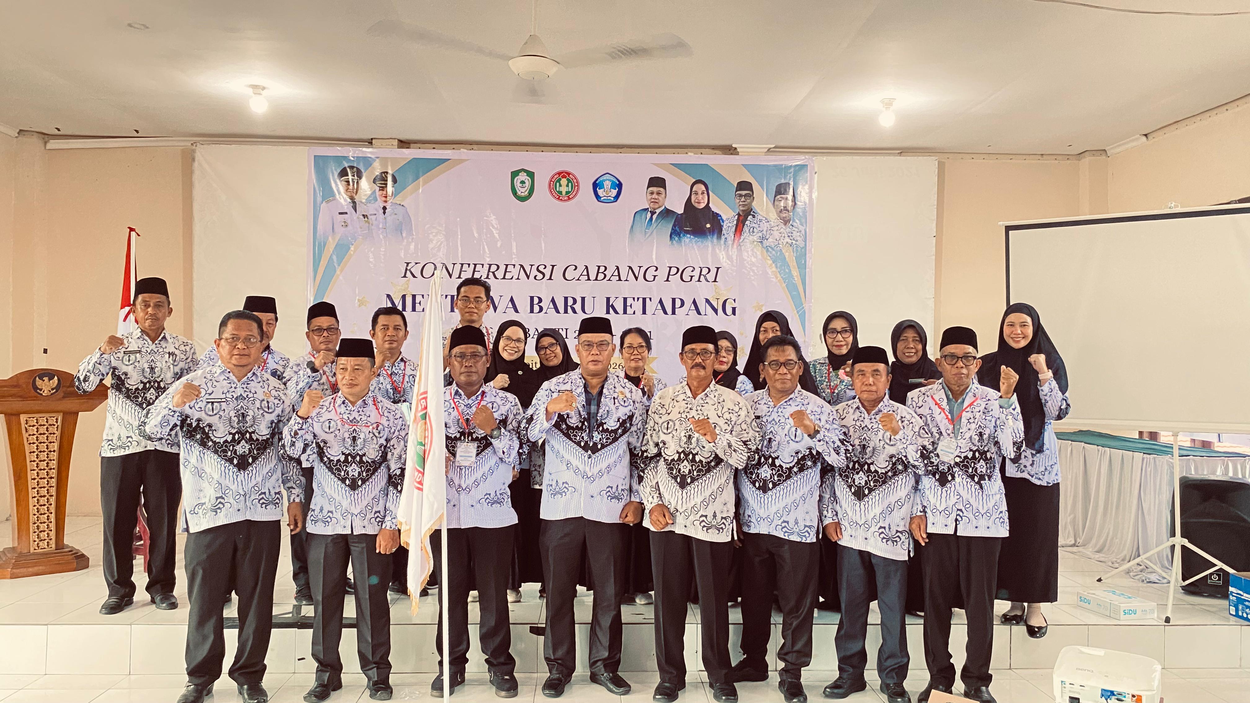 KONFERCAB : Konferensi Cabang PGRI Kecamatan MB Ketapang di Gedung Sekretariat PGRI, Jalan Jenderal Ahmad Yani, Sabtu (7/2).HENY/RADAR SAMPIT