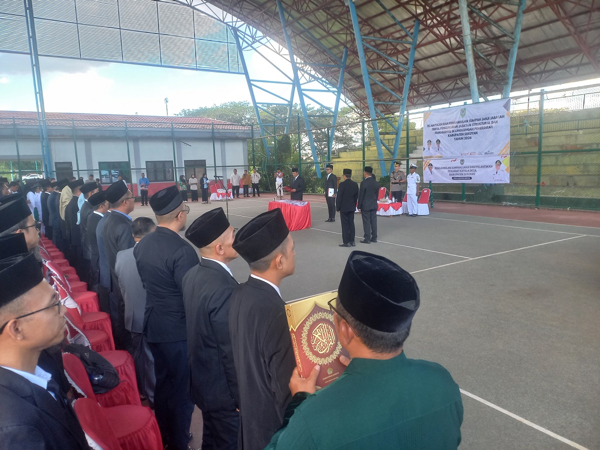 Bupati Seruyan Ahmad Selanorwanda melantik dan mengambil sumpah janji 49 Penjabat (Pj) Kepala Desa yang tersebar di 10 kecamatan di Kabupaten Seruyan, Sabtu (7/2).