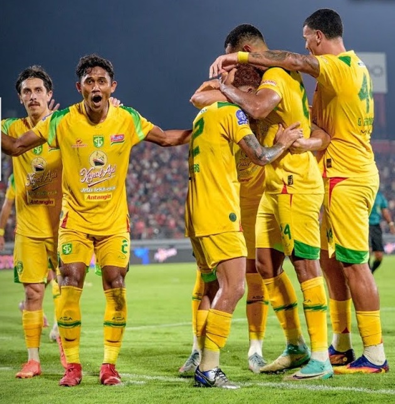 Selebrasi pemain Persebaya Surabaya usai mencetak gol ke gawang Bali United dalam laga pekan ke 20 Super League 2025/2026