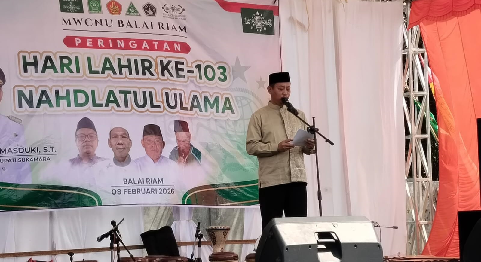 Bupati Sukamara Masduki saat memberikan sambutan pada acara Harlah NU di Desa Bukit Sungkai.