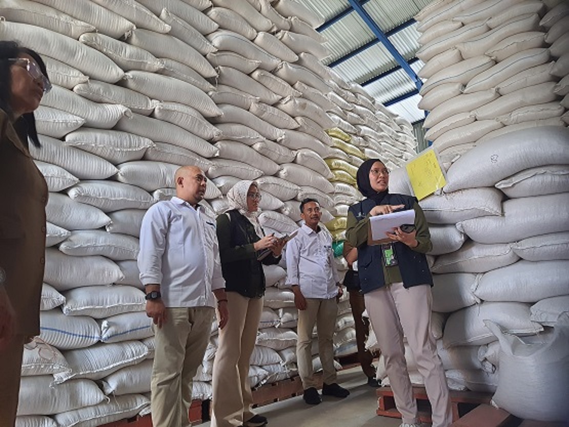 Kepala Perum Bulog Cabang Kotim menunjukkan stok beras di salah satu Gudang Bulog di Jalan MT Haryono, Senin (9/2).