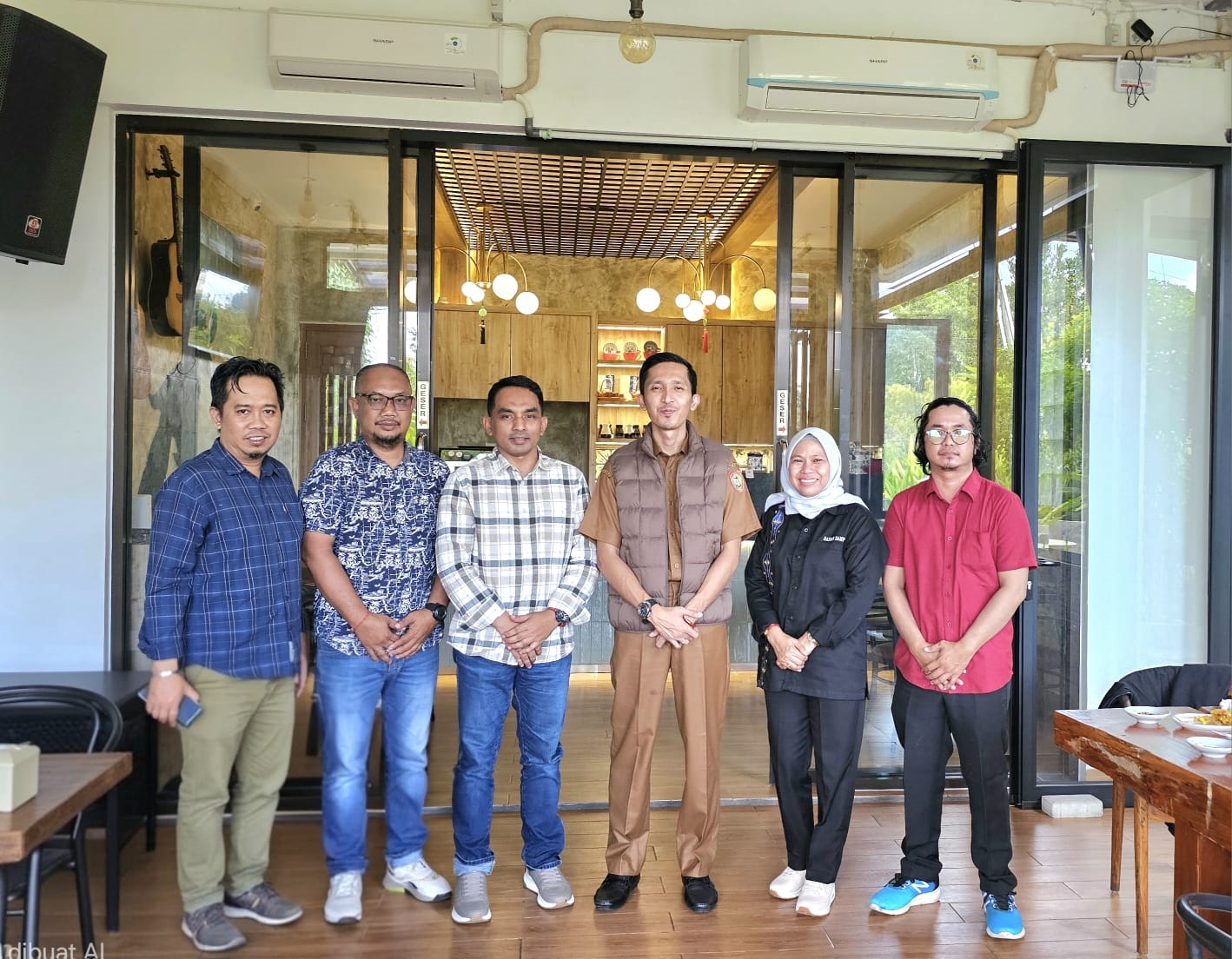 Kadiskominfosantik Kalteng, Rangga Lesmana dan Direktur Radar Sampit Siti Fauziah serta jajaran manajemen saat silaturahmi, di sela jam istirahat  kedinasan, Senin (9/2).