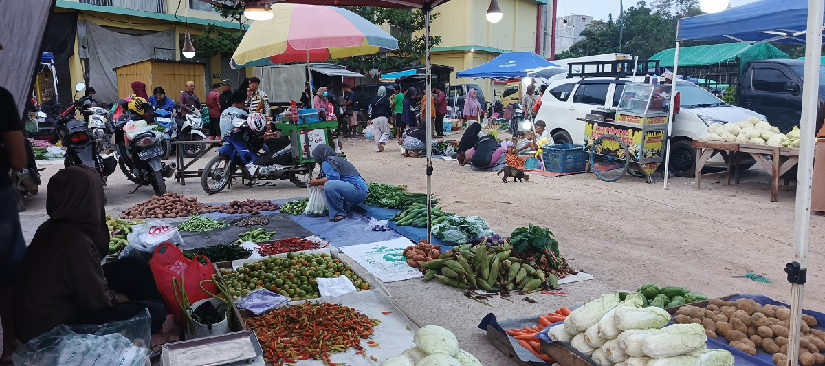 Suasana pagi di Pasar Induk Nanga Bulik, Kabupaten Lamandau.