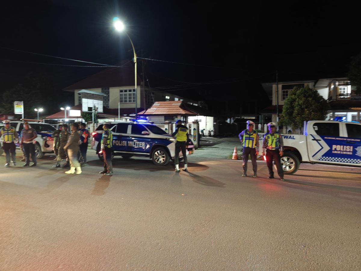PATROLI : Petugas gabungan bersiaga di Taman Kota Sampit, berburu pelaku balap liar pada Sabtu (7/2/2026) malam. FOTO: HUMAS POLRES KOTIM/RADAR SAMPIT