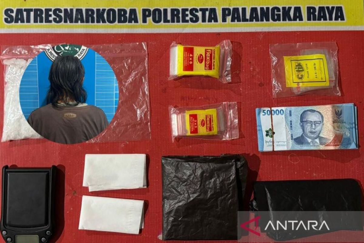 Terduga pelaku S beserta barang bukti sabu pada saat diamankan di Mapolresta Palangka Raya. (Humas Polresta Palangka Raya).