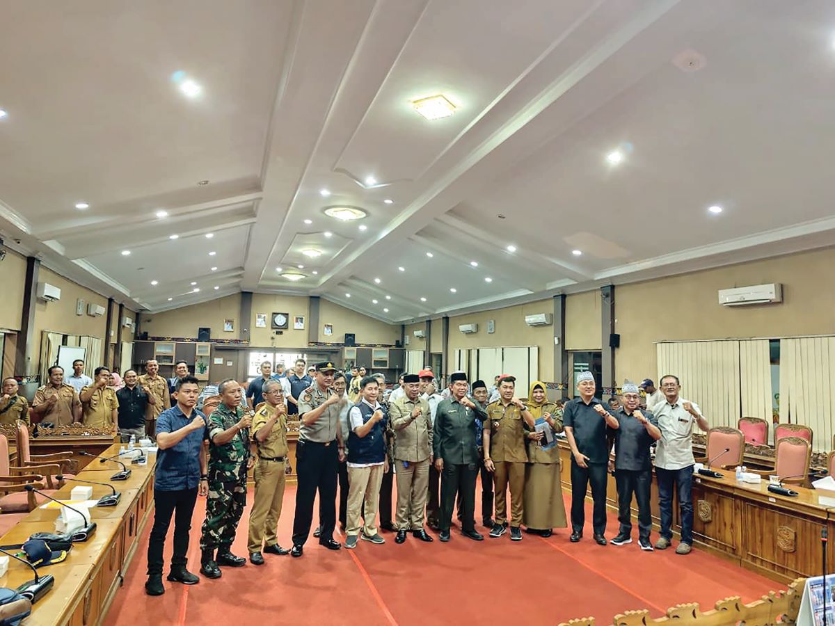 FOTO BERSAMA: Komisi II DPRD Kotim berfoto bersama seusai rapat dengar pendapat (RDP) dengan Dinas Pertanian dan Ketahanan Pangan, perwakilan PT. Pupuk Indonesia, distributor, dan kelompok tani