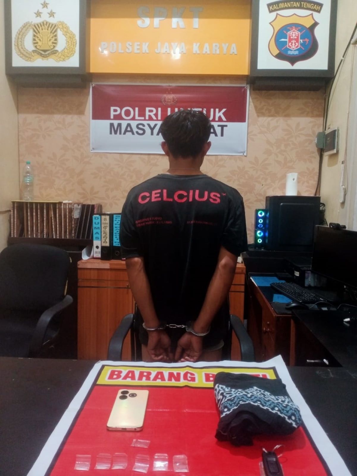 NARKOBA : Pengedar sabu diamankan di Mapolsek Jaya Karya, Samuda, Minggu (8/2/2026) malam. FOTO: HUMAS POLRES KOTIM/RADAR SAMPIT