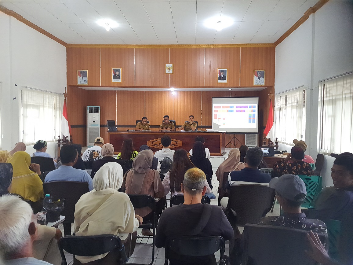 Rapat antara Diskperindag Kotim dengan pedagang di kawasan pasar rakyat, eks bioskop Mentaya, Sampit, Senin (9/2).