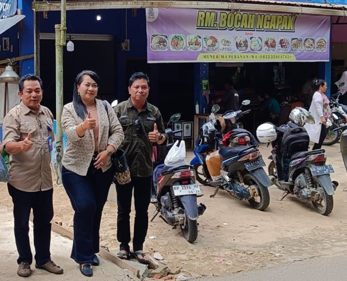 Suasana pendataan dan peninjauan pelaku UMKM di Kelurahan Tumbang Talaken, Kecamatan Manuhing, Jumat (6/2).