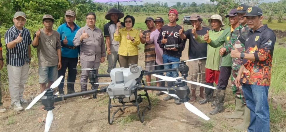 Sejumlah pihak berfoto di depan drone pertanian yang digunakan petani, belum lama ini.