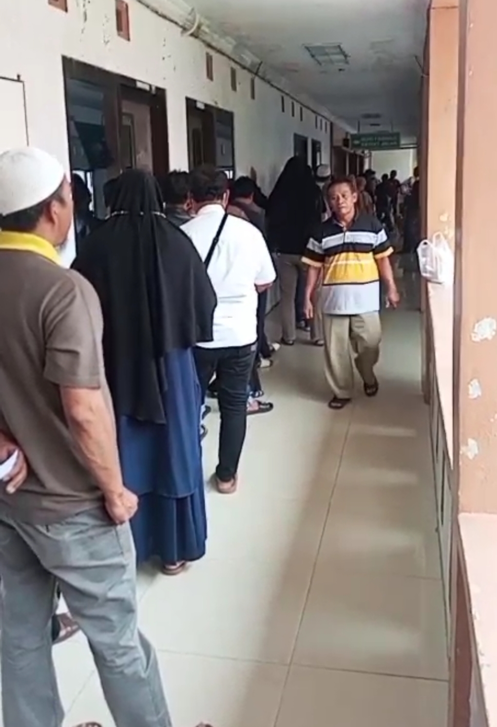 Antrean panjang pengambilan obat di RSUD Sultan Imanuddin Pangkalan Bun pada Senin 9 Februari 2026.