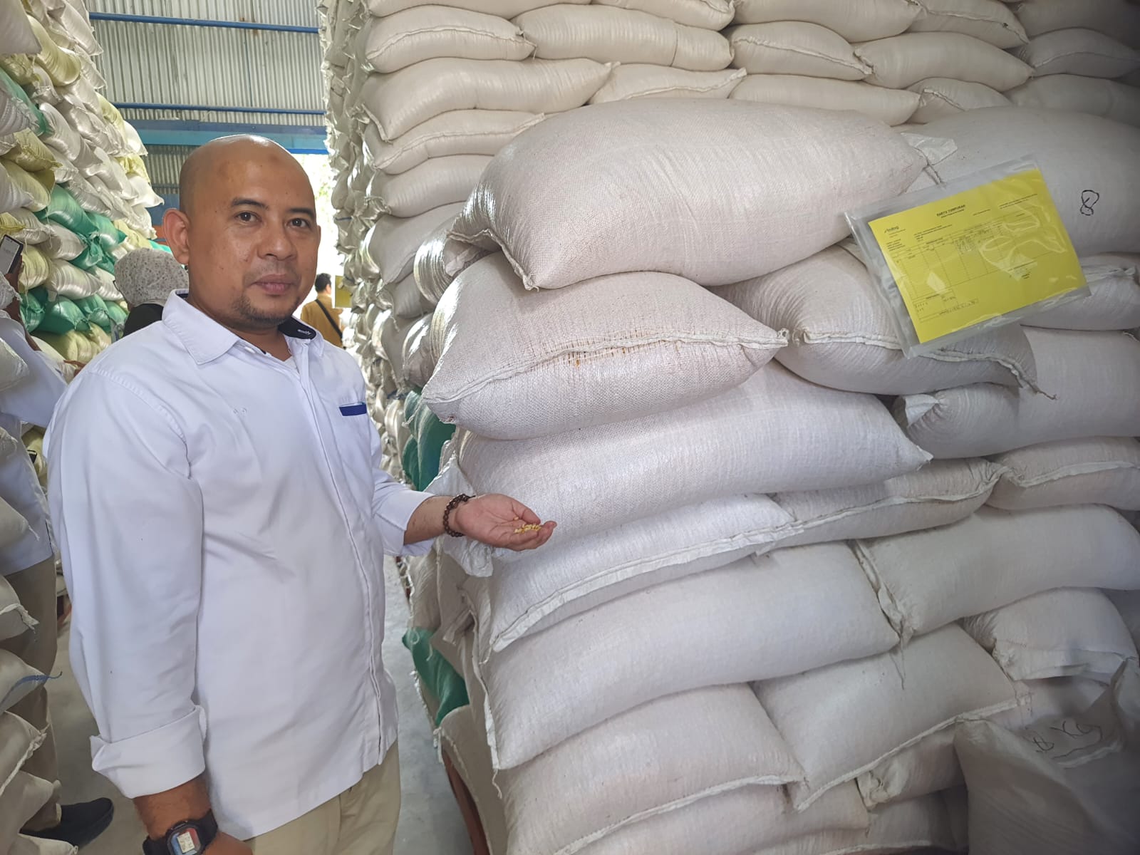 MENGENDAP: ​Kepala Perum Bulog Cabang Kotawaringin Timur, Muhammad Azwar Fuad menunjukkan puluhan ton jagung pipil kering di Gudang Bulog Mentawa Baru Hulu, Senin (9/2). Heny/Radar Sampit