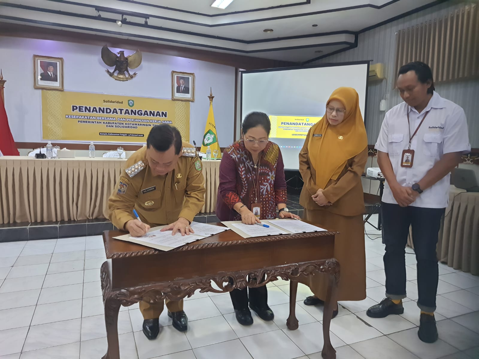 KERJAMASA: Penandatanganan kerjasama antara Pemkab Kotim dengan Yayasan Solidaridad Indonesia di Aula Anggrek Tewu Lantai II, Senin(9/2).&nbsp;HENY/RADAR SAMPIT